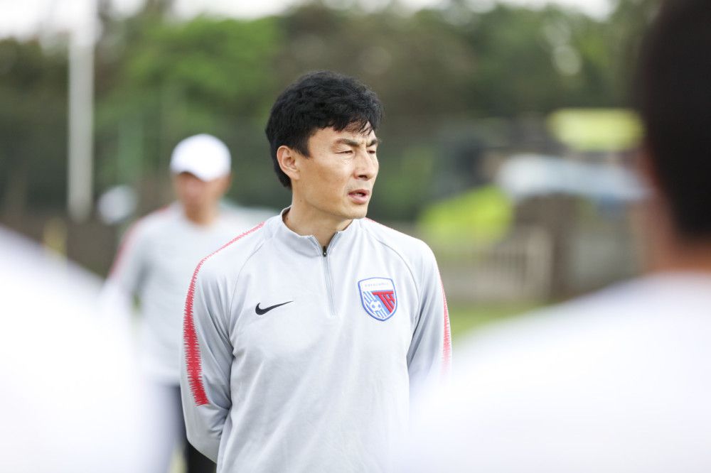 主持人汪涵邀请丹尼尔·克雷格与邦女郎品尝中国绿茶 克莱尔·丹尼斯闪耀全场 2010-08-30 当地时间2010年8月29日,被称为“电视界奥斯卡”的第62届艾美奖颁奖典礼在美国纽约时代广场诺基亚剧院盛大举行,本届艾美奖入围者实力雄厚竞争激烈,红地毯上也是群星闪耀,星光熠熠。