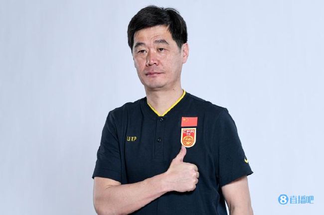主演佩德罗·帕斯卡背着猎枪,警惕地守在贝拉·拉姆齐身旁。